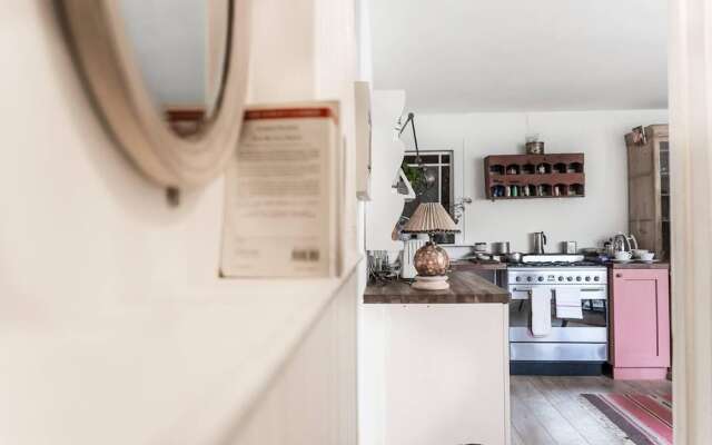 Отель Hampstead Haven 1BR Flat Лондон