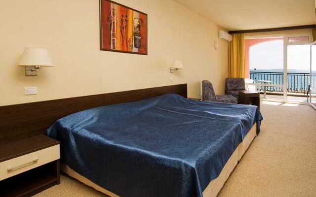 Отель Carina Beach Aparthotel Free Private Beach комната для гостей