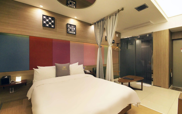 H Drive Hotel