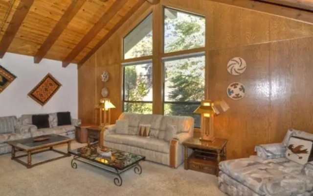 RedAwning Lakeshore Boulevard Grand Retreat