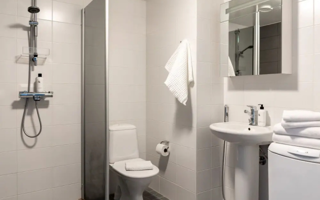1br apartment with balcony by university