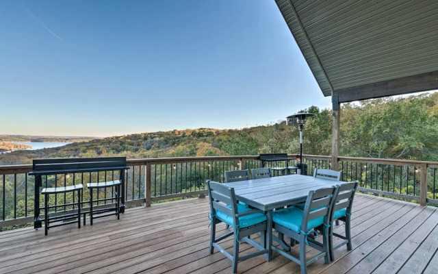 Pet-friendly Branson West Lodge w/ Hot Tub!