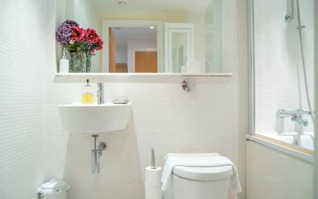 1 Bedroom Flat With Balcony Near Canary Wharf