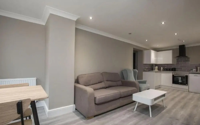 Charming 2-bedroom Apartment in Central Kingston Upon Thames