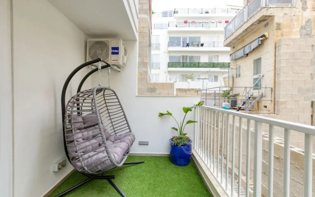 Designer Apartment Near Seafront Balcony Patio
