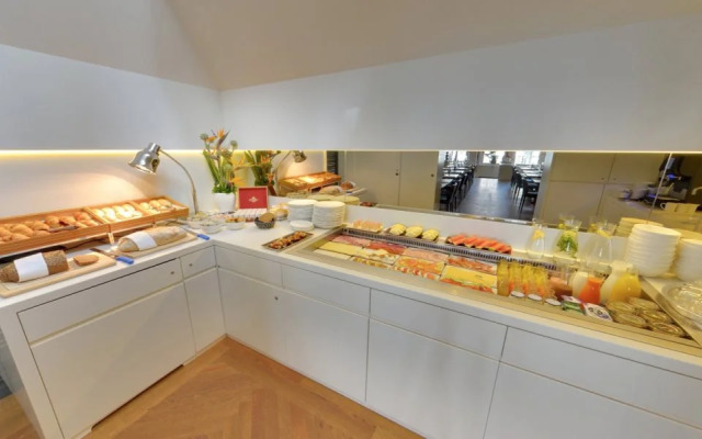 Ambassade Hotel