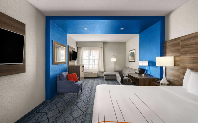 La Quinta Inn & Suites by Wyndham Denton - University Drive