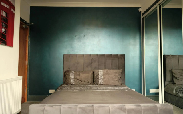 Modern Spacious House - Sleeps 16, Free Parking, Sun Terrace