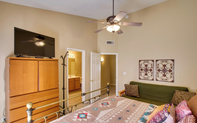 7 Mi to Mill Ave: Bbq-ready Mesa Townhouse