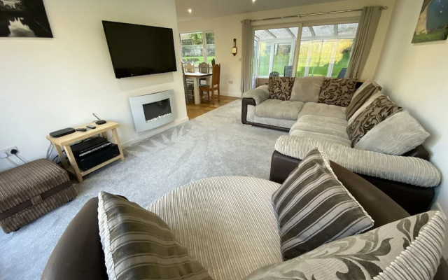 Ty Gwyn - 4 Bedroom Holiday Home