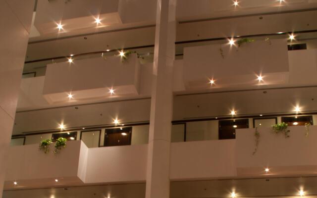 Avari Dubai Hotel вид на фасад