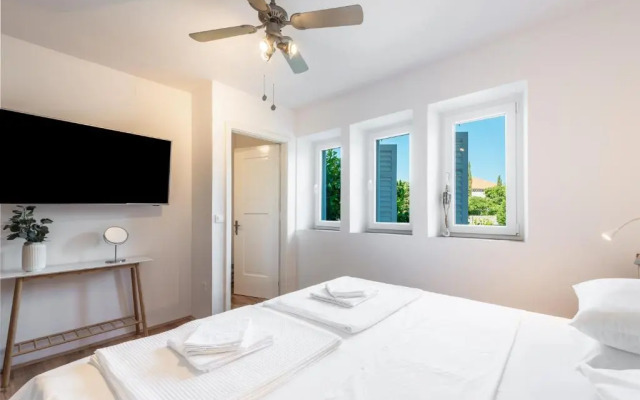 Apartment Near Old Town, FREE Parking & Huge Garden