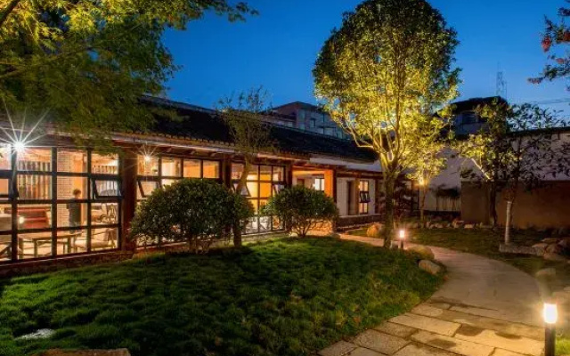 Niao Courtyard