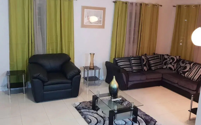 Apartment Sleeps 4 With En-suite Bathrooms