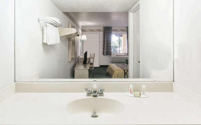 Super 8 by Wyndham Cottonwood