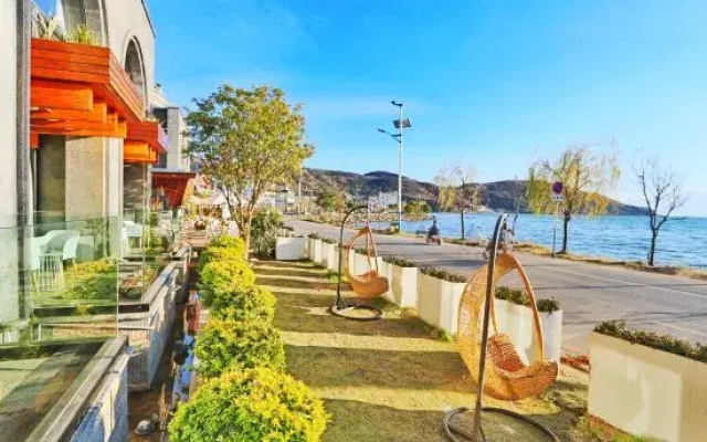 Puyue Lake-view Holiday Hotel(大理双廊半岛璞月海景度假酒店)