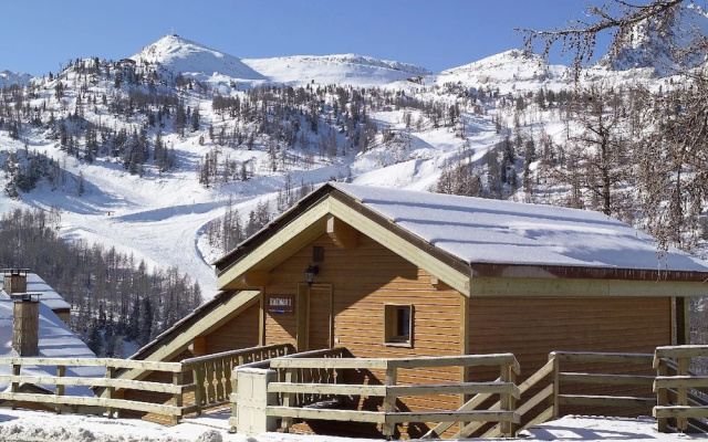 Traditional Apartment With Fireplace 200 m. From the Center