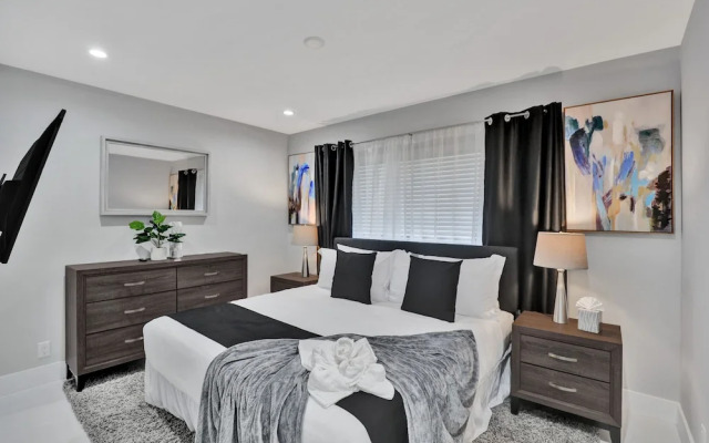 Renovated 5½ Bedroom Home/Heated Pool