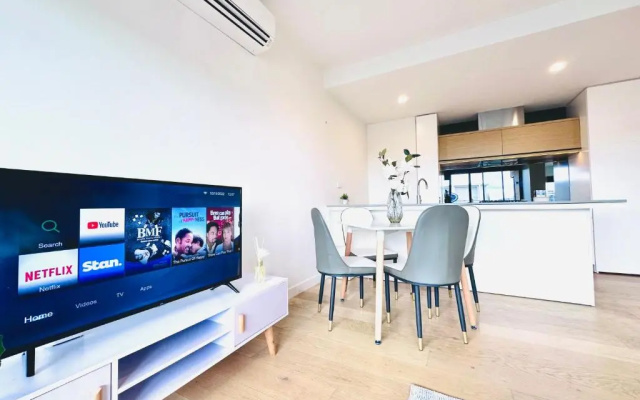 Spacious 1BR Richmond +Balcony +Shopping +Wifi