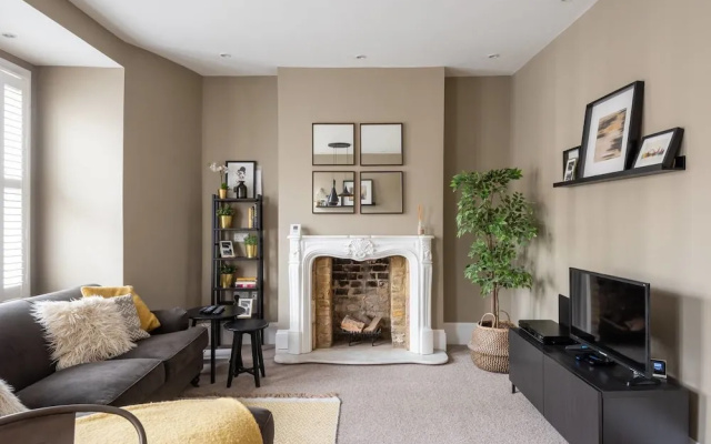 Beautifully Modern 2 Bedroom Flat For 4 Guests