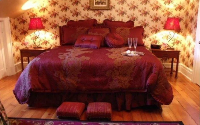 Maplehurst Manor Accomodations