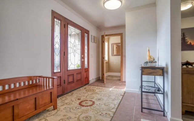 Charming Bungalow with Game Room and Scenic Views - Delightful Coastal Retreat
