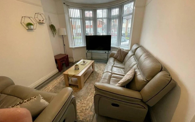 3-bed House - Sleeps 5 With Free Parking