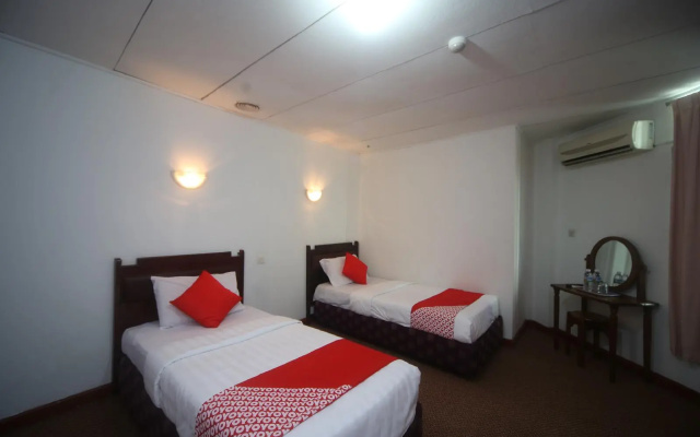 OYO 699 Plaza Hotel