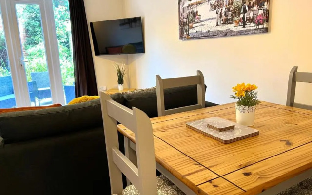 Beautiful 3-bedroom house, city centre, parking