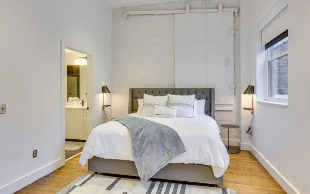 Downtown Omaha Getaway w/ Deck & Gas Grill!
