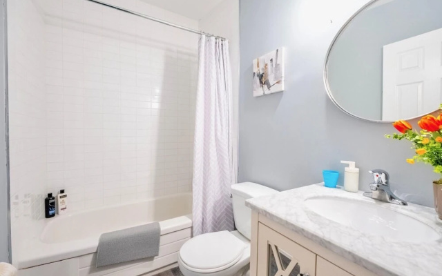 Charming 2BR Apartment In Downtown Hamilton
