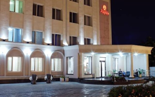 Aurora Hotel вид на фасад