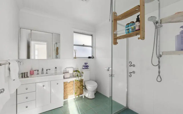 Chic Coastal 1-bedroom Home With Balcony & BBQ