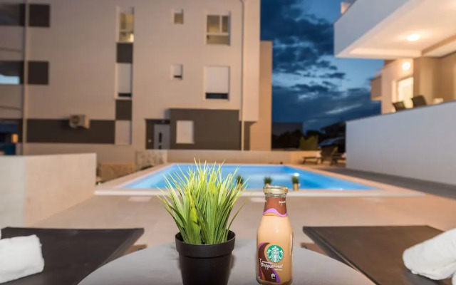 Pool Apartments Banta B