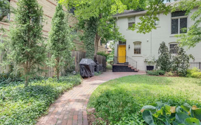 Walkable Apt w/ Off-street Parking in Cheesman!