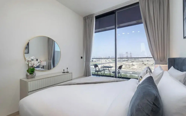 Vogue 7 mins Sky Dubai 3 mins Cirle Mall