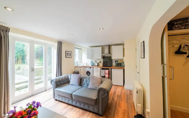 Modern Bright Garden Flat with Patio