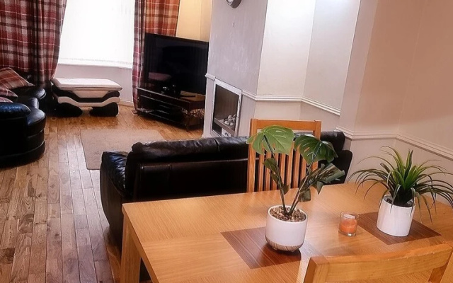 Captivating 3-bed in Wednesbury, Free Parking