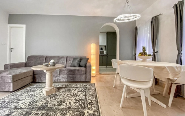 Amazing Home in Pucisca with Hot Tub, WiFi & 3 Bedrooms