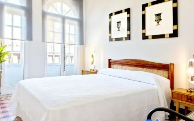 Stylish Apartment Near Cathedral of Granada. Romanilla