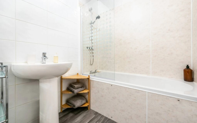 Roseangle - Spacious Family Apartment with South Facing Garden