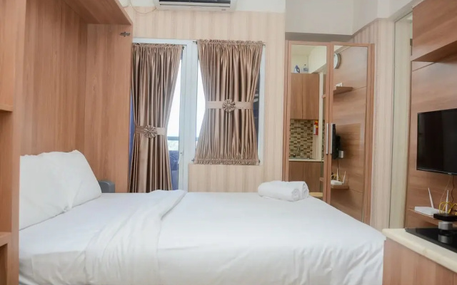 Functional Studio Green Pramuka Apartment near Shopping Center