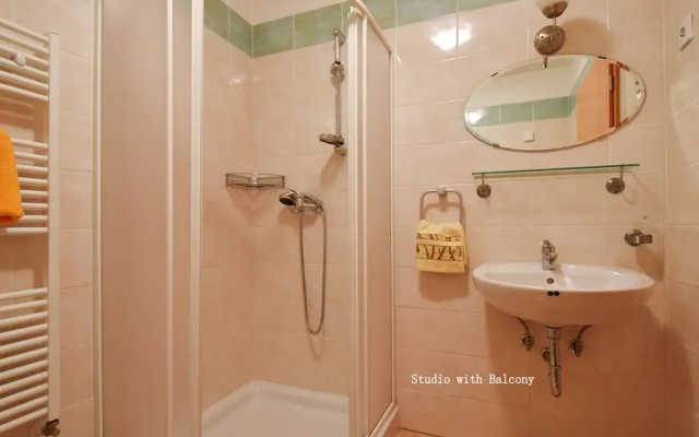 Flora - Studio Apartment