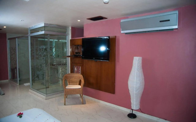 Hotel Aladdin Caracas - Couples Only