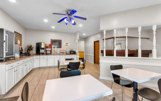 Super 8 by Wyndham Bloomington University Area