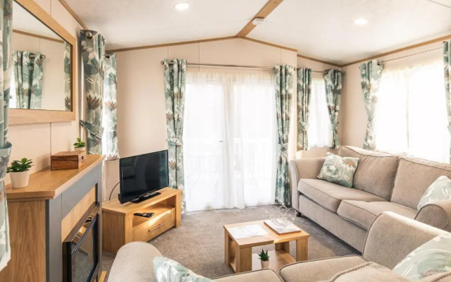 Yorkshire Lodge with Hot Tub
