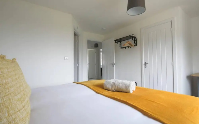 Beautiful 4-bed House 15 Mins to Cardiff & Newport