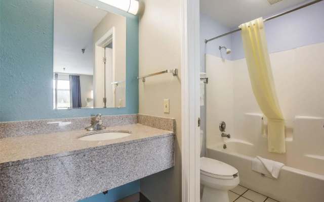 Econo Lodge Inn & Suites Brooks - Louisville South