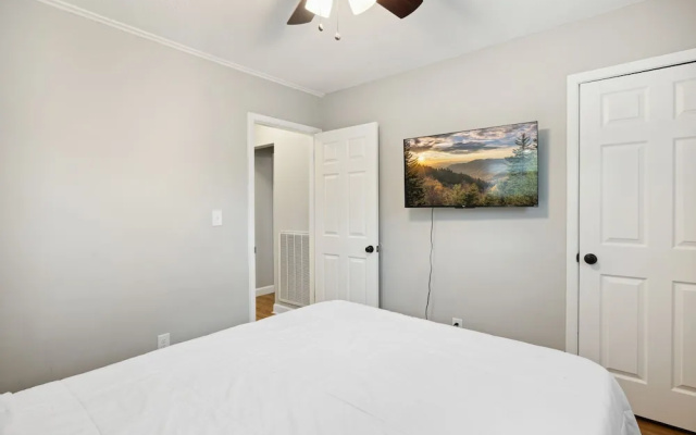 Bluff Mountain Bungalow 4 Bedroom Home by RedAwning