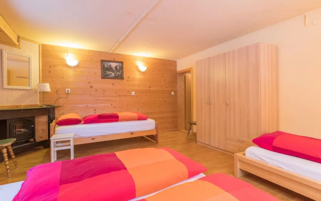 Spacious Chalet With Terrace, Fireplace, Ski Storage, Garden